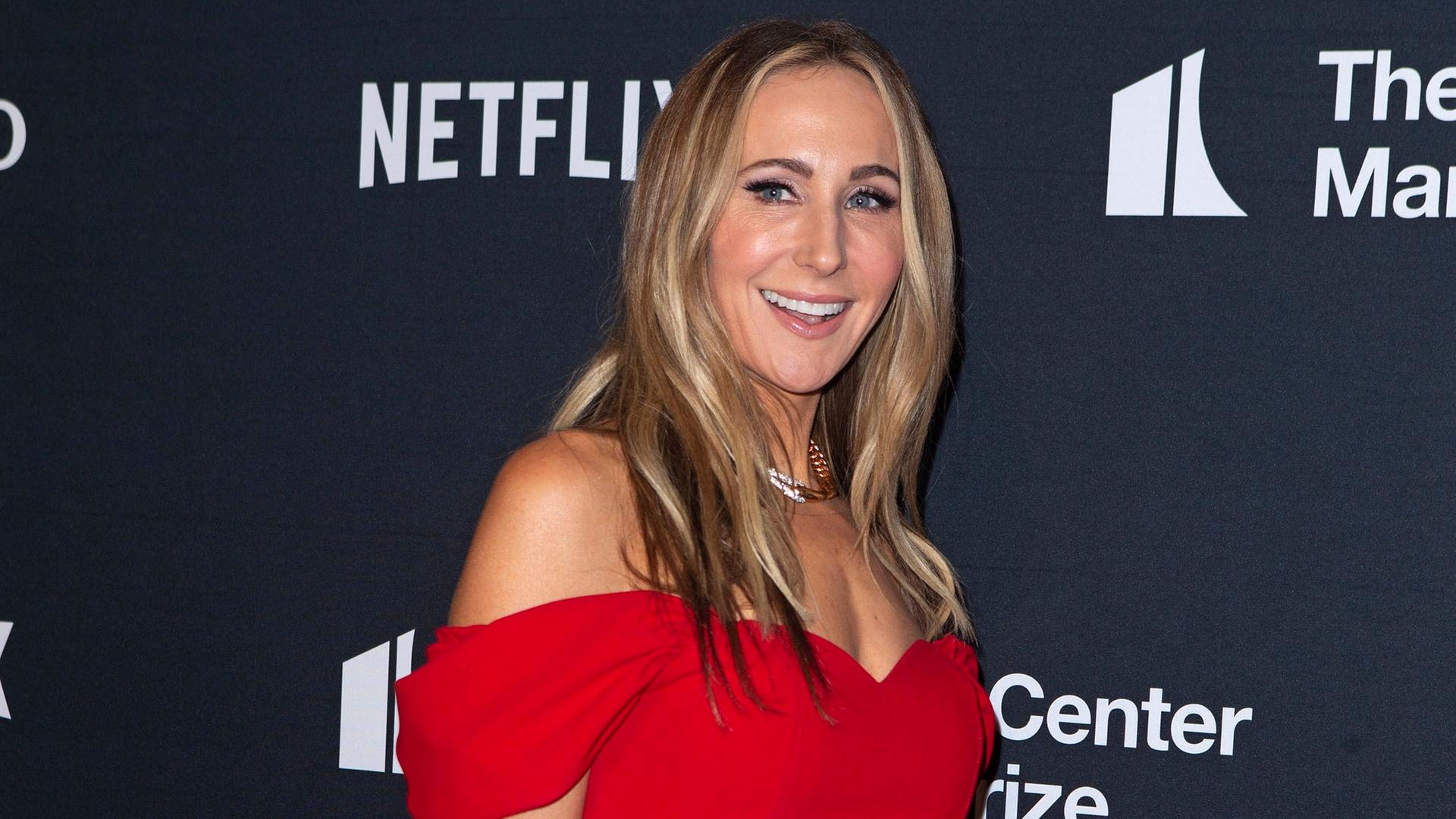Nikki Glaser posiert vor einer Wand, auf der man Netflix lesen kann. Nikki Glaser posiert vor einer Wand, auf der man Netflix lesen kann.