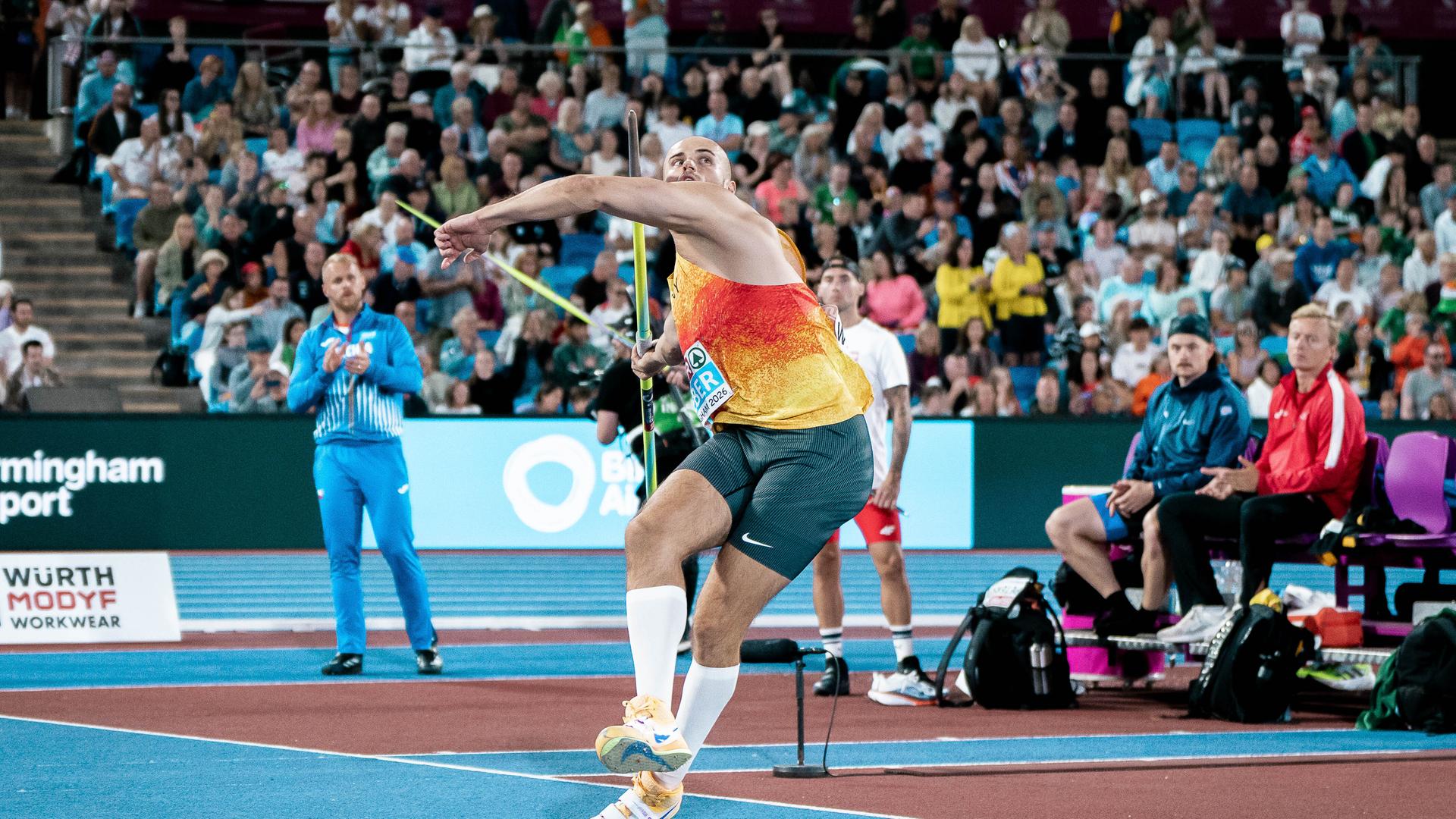 Der Mainzer Leichtathlet Julian Weber setzt zum Sperrwurf an.