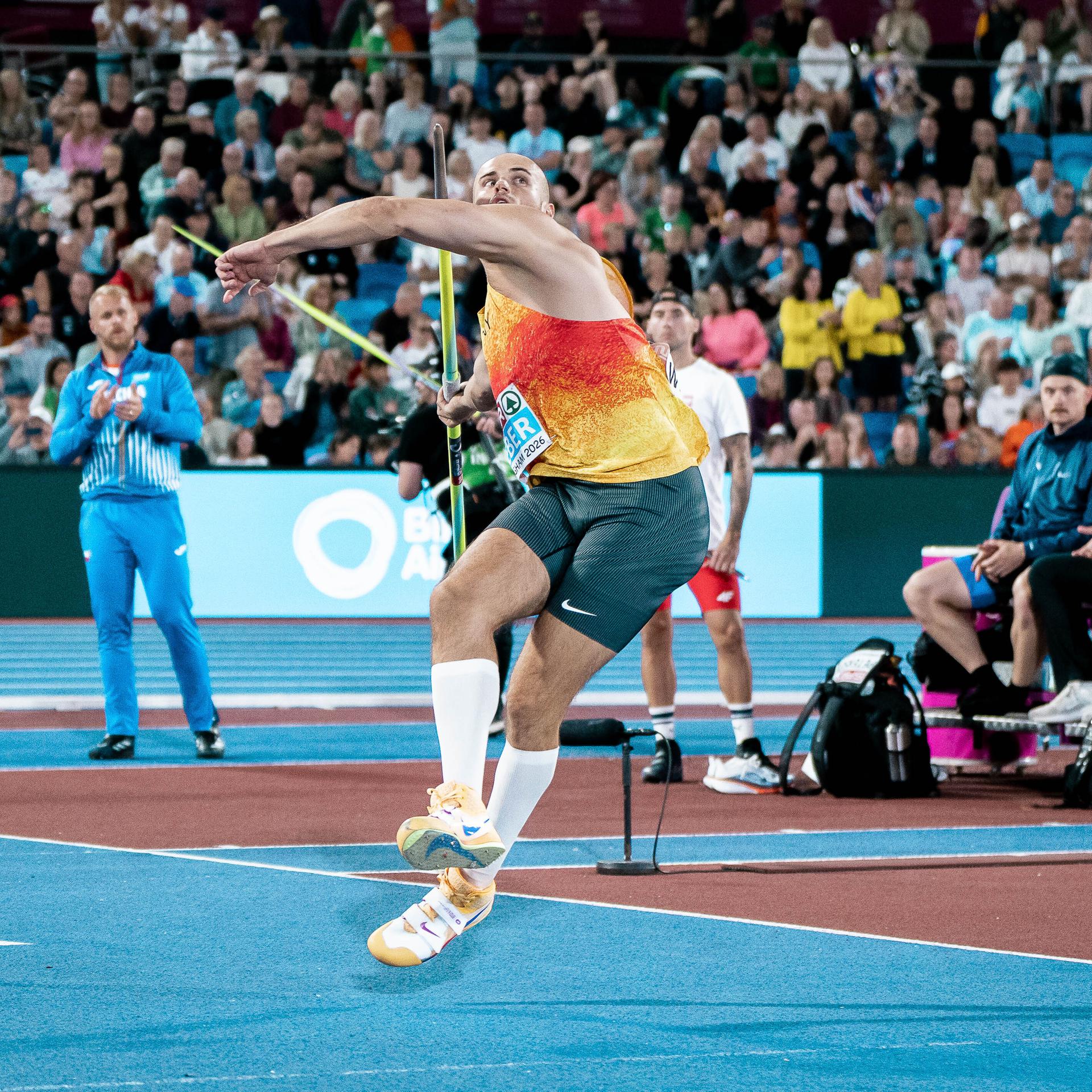 Der Mainzer Leichtathlet Julian Weber setzt zum Sperrwurf an.