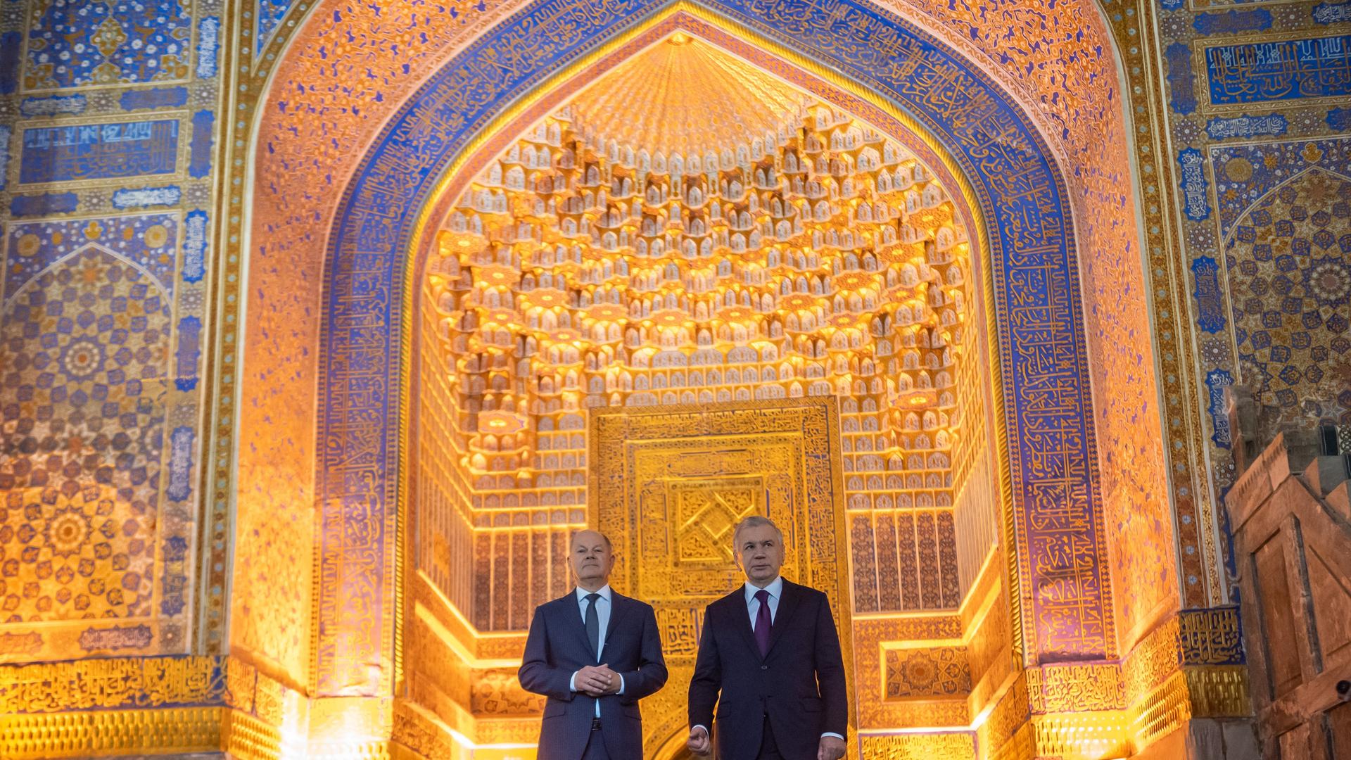 Bundeskanzler Scholz (l.) und Usbekistans Präsident Mirsijojewin in einer Moschee in Samarkand. 