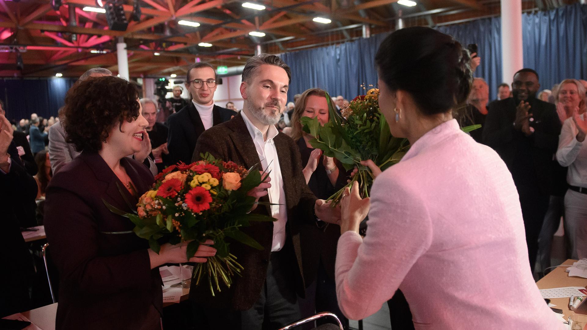 Sahra Wagenknecht gratuliert Amira Mohamed Ali und Fabio de Masi zur Wahl und überreicht ihnen Blumen auf dem BSW-Bundesparteitag Sahra Wagenknecht gratuliert Amira Mohamed Ali und Fabio de Masi zur Wahl und überreicht ihnen Blumen auf dem BSW-Bundesparteitag