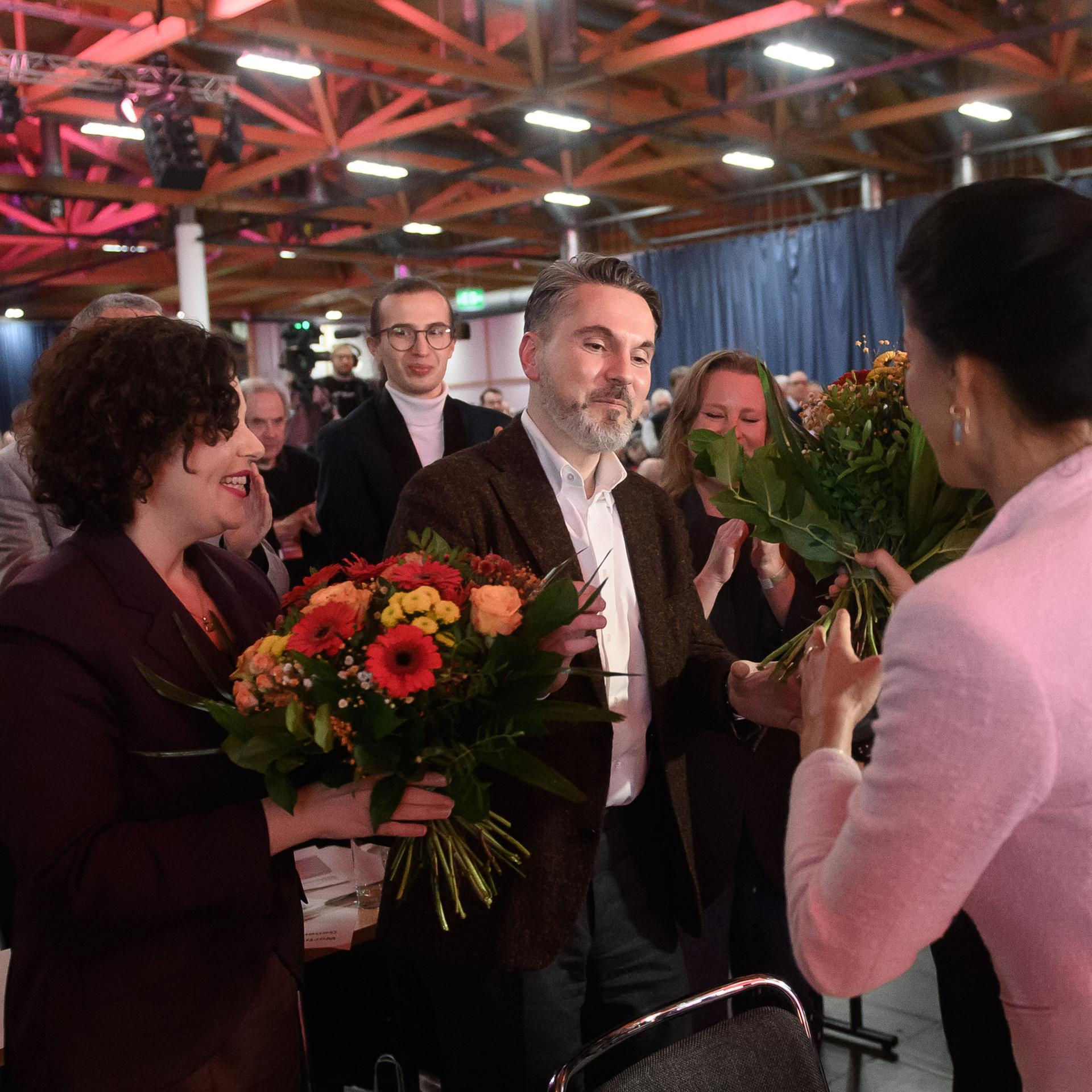 Sahra Wagenknecht gratuliert Amira Mohamed Ali und Fabio de Masi zur Wahl und überreicht ihnen Blumen auf dem BSW-Bundesparteitag