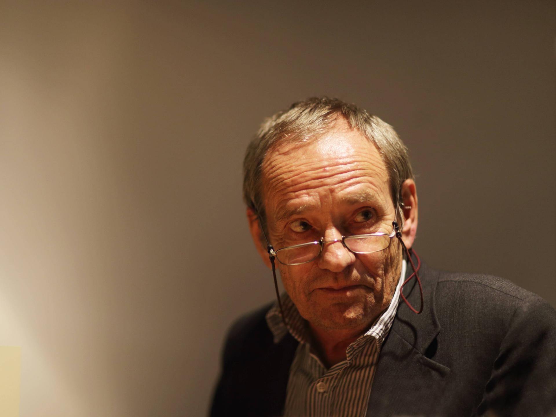 Peter Ensikat guckt bei einer Lesung zur Seite