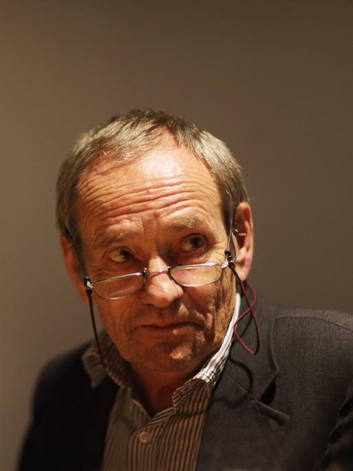Peter Ensikat guckt bei einer Lesung zur Seite