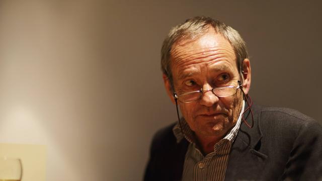 Peter Ensikat guckt bei einer Lesung zur Seite