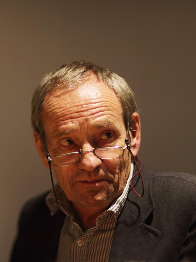 Peter Ensikat guckt bei einer Lesung zur Seite