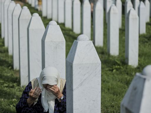 Eine Frau betet am Grabstein eines der Opfer des Massakers von Srebrenica im Juli 1995.

