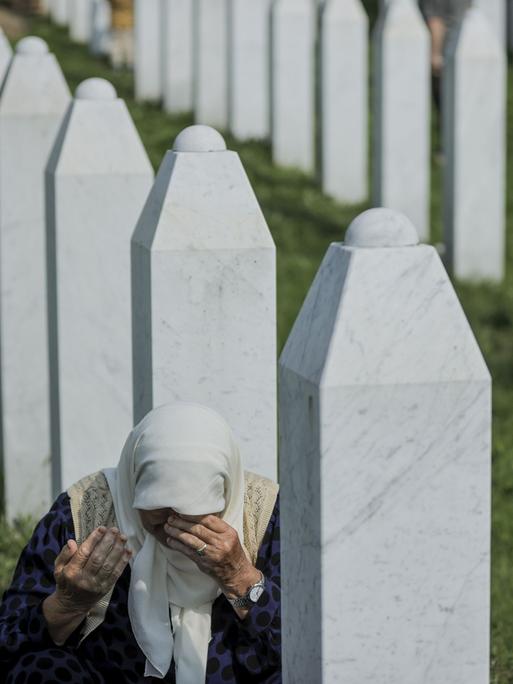 Eine Frau betet am Grabstein eines der Opfer des Massakers von Srebrenica im Juli 1995.
