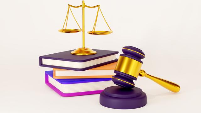 3D-Illustration eines Richterhammers, einiger Bücher und die Waage der Justitia. 
