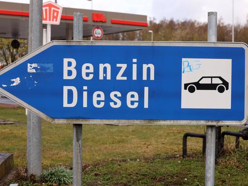Ein Verkehrsschild zeigt den Weg zu den Benzin und Diesel an einer Tankstelle Ein Verkehrsschild zeigt den Weg zu den Benzin und Diesel an einer Tankstelle