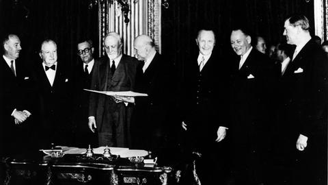 Unterzeichnung Montanunion-Vertrag am 18. April 1951: Die Außenminister der sechs Mitgliedsstaaten bei der Unterzeichnung im Außenministerium in Paris (v. l.n.r. Paul van Zeeland, Joseph Bech, Joseph Meurice, Graf Carlo Sforza, Robert Schuman, Konrad Adenauer, Dirk Stikker und Jan van Brink.