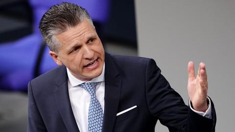 Thorsten Frei steht am Rednerpult im Bundestag. Er trägt Anzug und Krawatte und gestikuliert mit der linken Hand.