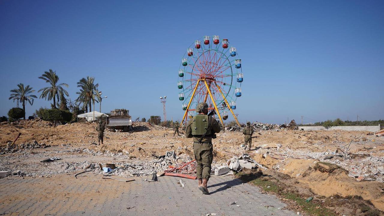 Das am 7. November 2023 durch die IDF veröffentlichte Foto zeigt israelische Truppen bei der Fortsetzung von Bodenoperationen im Gazastreifen. Im Hintergrund ist ein Riesenrad zu sehen.