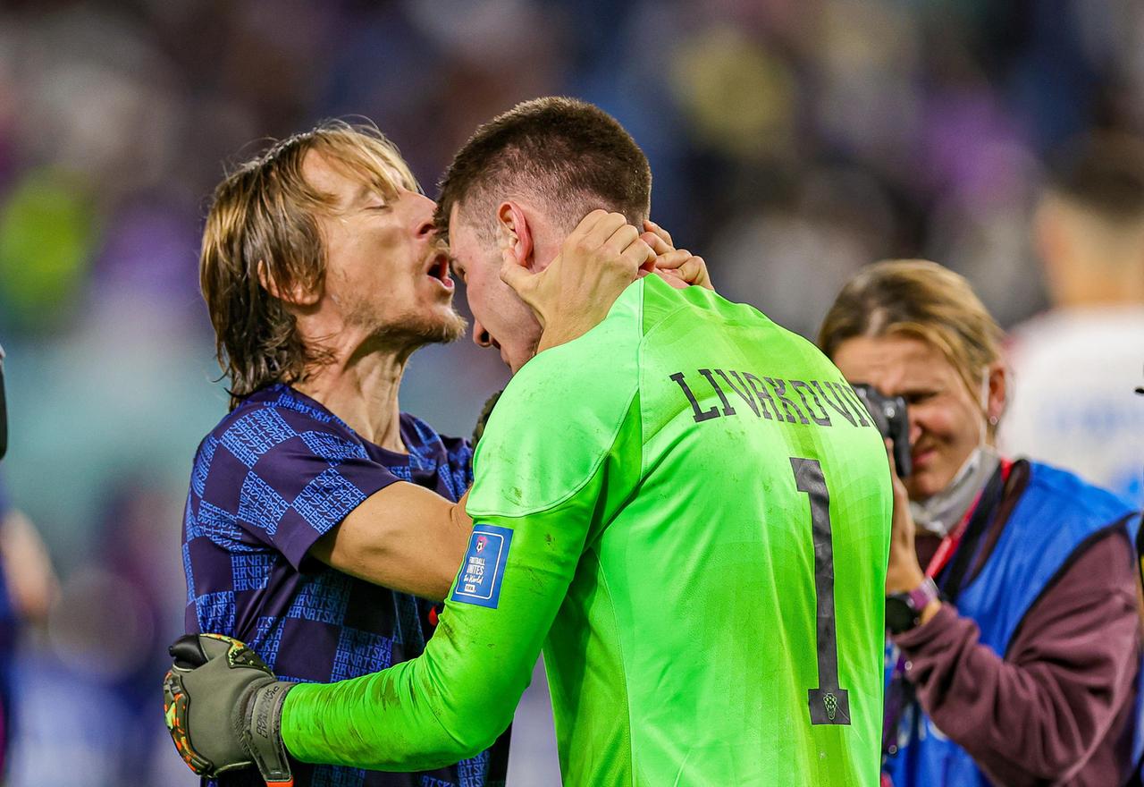 Der kroatische Fußballnationalspieler Luka Modric küsst Torhüter Dominik Livakovic.