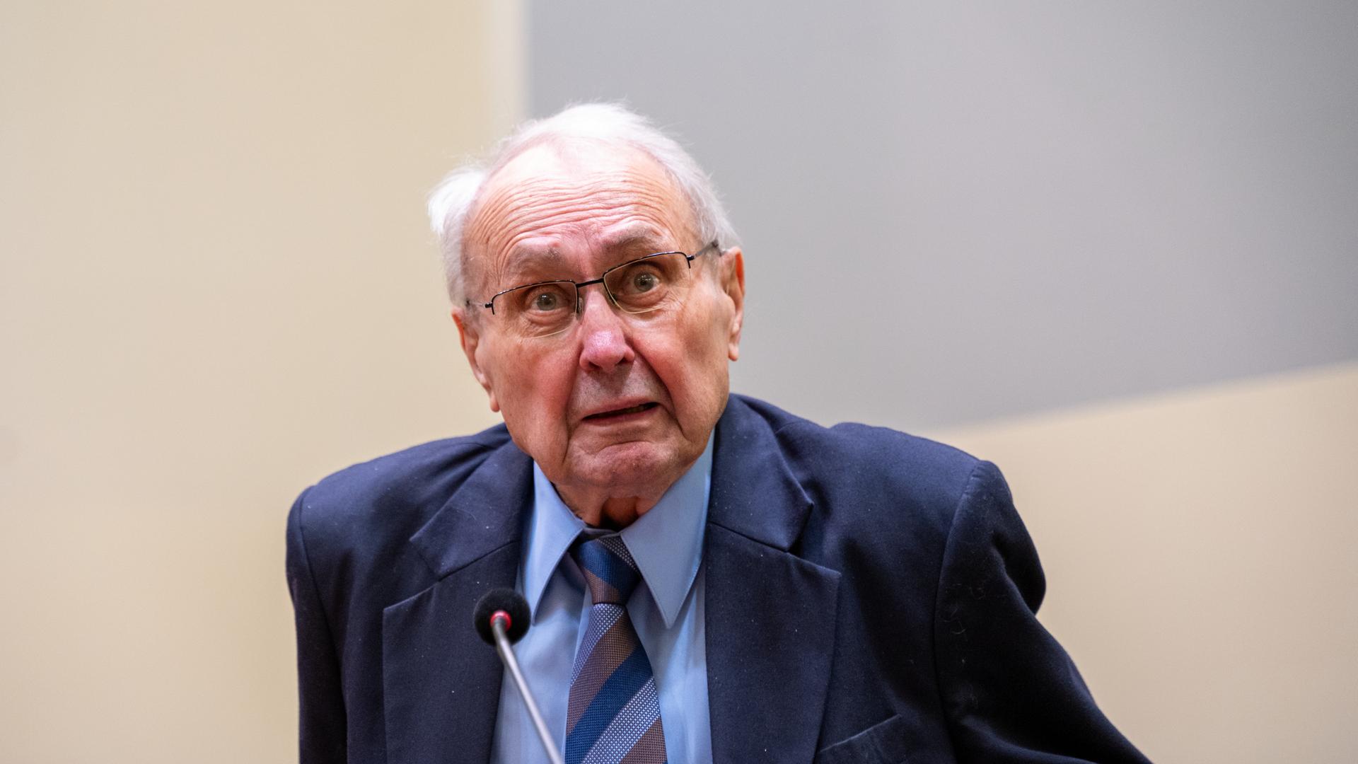 Eduard Lintner, ehemaliger CSU-Abgeordneter, sitzt in einem Sitzungssaal im Oberlandesgericht München. Eduard Lintner, ehemaliger CSU-Abgeordneter, sitzt in einem Sitzungssaal im Oberlandesgericht München.