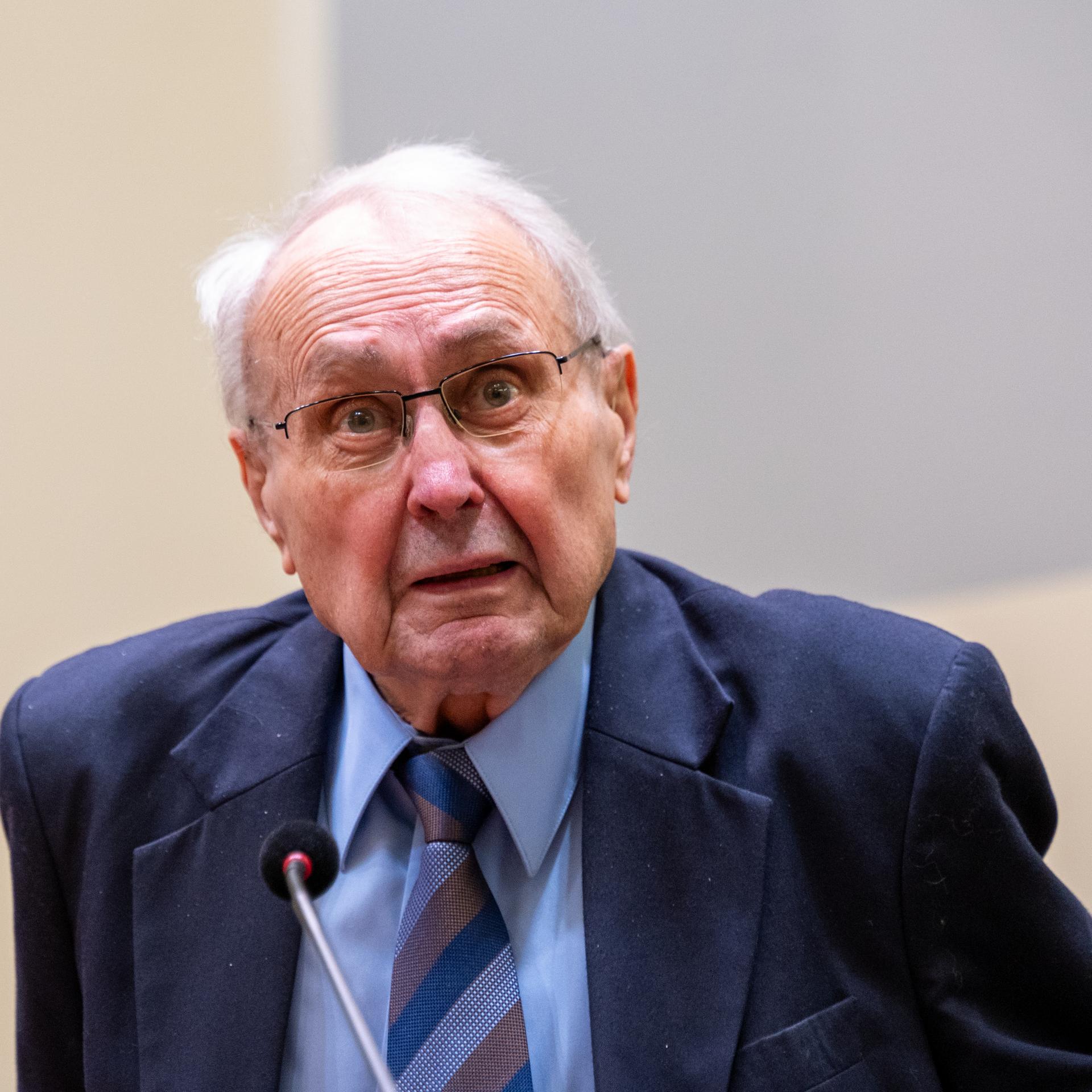 Eduard Lintner, ehemaliger CSU-Abgeordneter, sitzt in einem Sitzungssaal im Oberlandesgericht München.