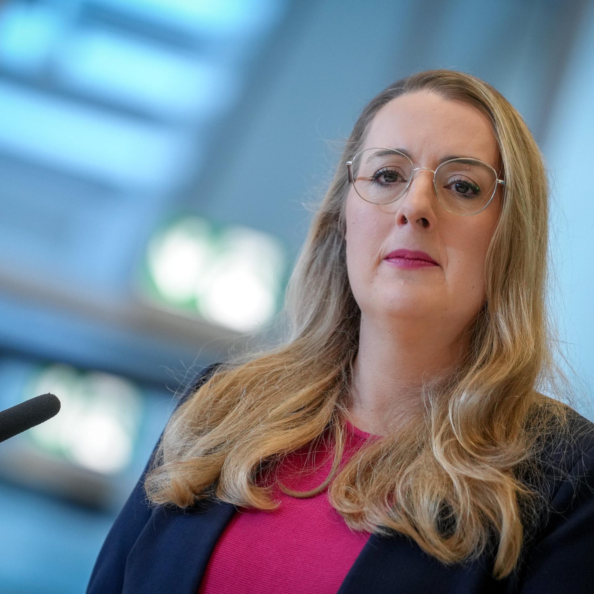 Katharina Dröge, Bundestagsfraktionsvorsitzende von Bündnis 90/Die Grünen, gibt ein Statement zu Beginn der Fraktionssitzung ihrer Partei.