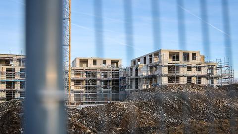 Blick auf noch unfertige Neubauten von Mehrfamilien-Wohnhäusern.