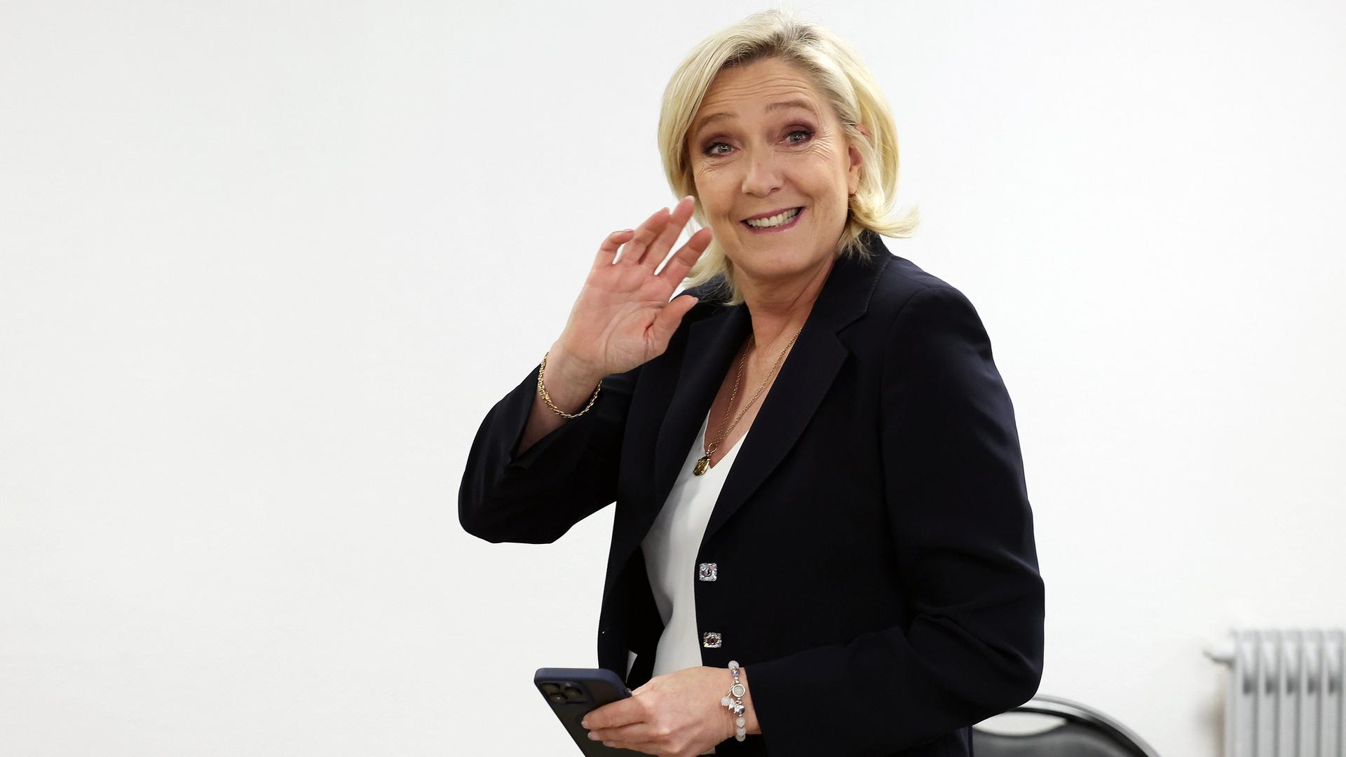 Marine le Pen winkt nach der Stimmabgabe in die Kamera