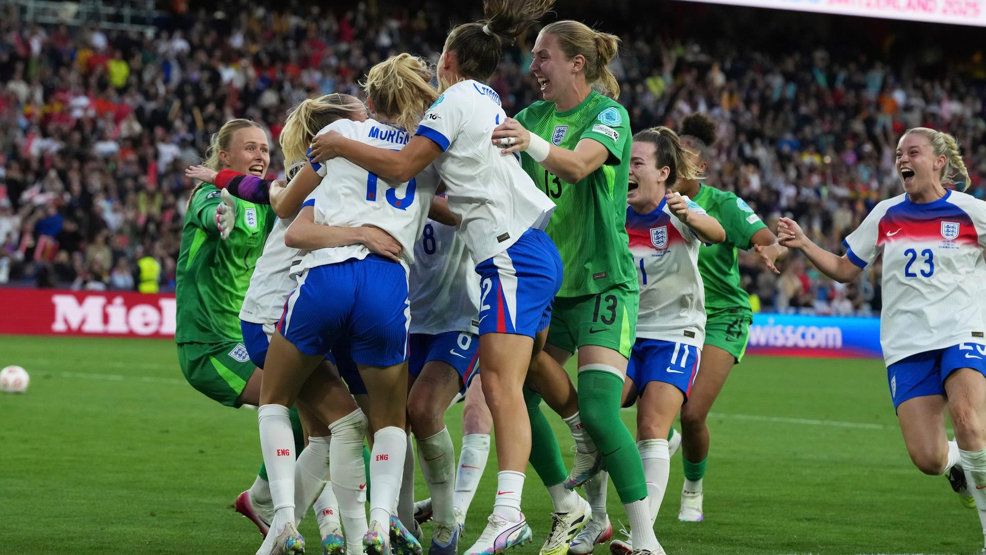 Die englischen Spielerinnen feiern nach dem Sieg im Finale der Frauen-Europameisterschaft 2025 gegen Spanien im St. Jakob-Park in Basel. Die englischen Spielerinnen feiern nach dem Sieg im Finale der Frauen-Europameisterschaft 2025 gegen Spanien im St. Jakob-Park in Basel.