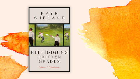 Auf dem Buchcover sind Autorenname und Buchtitel zu sehen, dazwischen sind mehrere Illustrationen von sich duellierenden Menschen. Hinter dem Buch sind orangene Farbverläufe zu sehen.