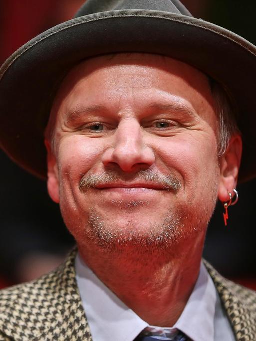 Robert Stadlober lächelt auf dem Roten Teppich der Berlinale 2025 Robert Stadlober lächelt auf dem Roten Teppich der Berlinale 2025