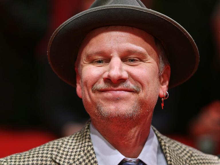 Robert Stadlober lächelt auf dem Roten Teppich der Berlinale 2025 Robert Stadlober lächelt auf dem Roten Teppich der Berlinale 2025