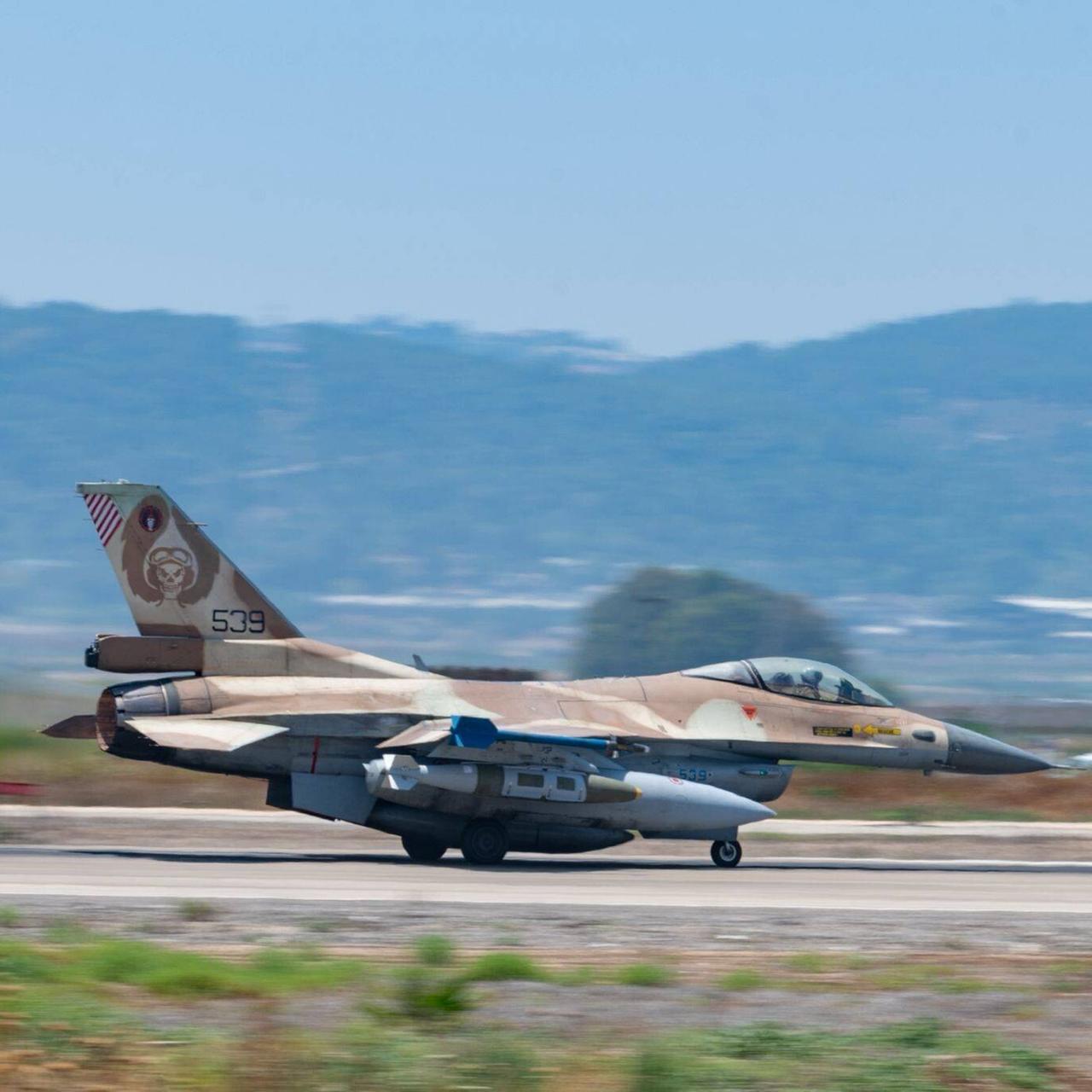 Ein Kampfjet der israelischen Armee während des Starts
