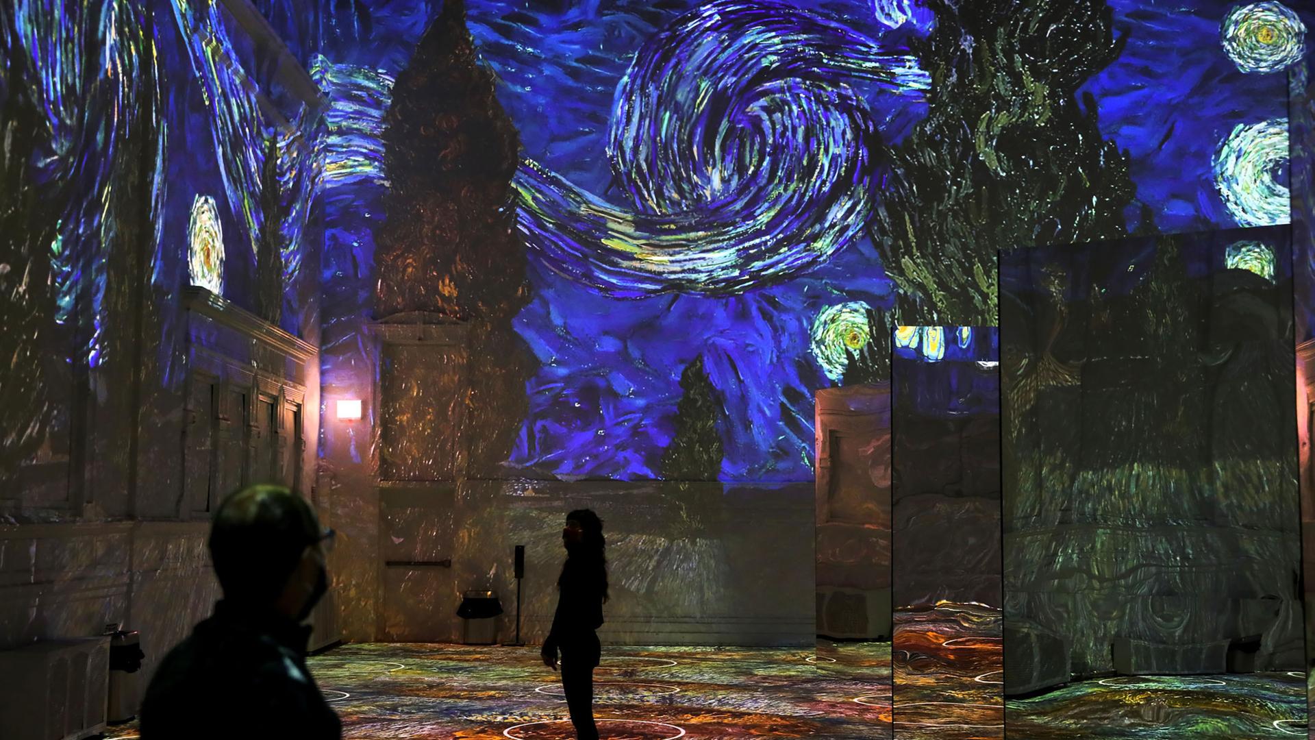 Riesige Projektion des Gemäldes "Die Sternennacht" von Vincent van Gogh in einem Museum