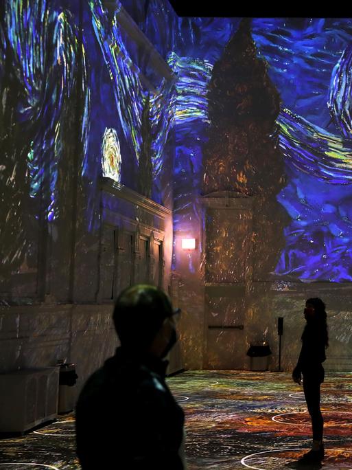 Riesige Projektion des Gemäldes "Die Sternennacht" von Vincent van Gogh in einem Museum