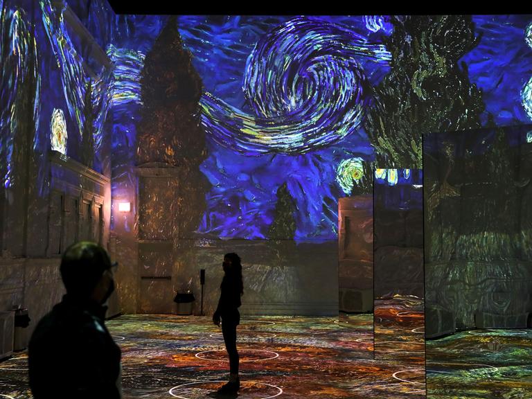 Riesige Projektion des Gemäldes "Die Sternennacht" von Vincent van Gogh in einem Museum