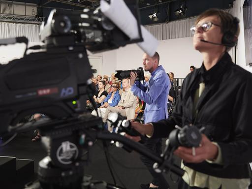 Kameras und die Blicke des Publikums sind auf die Bühne gerichtet: Am Eröffnungsabend der 47. Tage der deutschsprachigen Literatur 2023 - Ingeborg Bachmannpreis.
