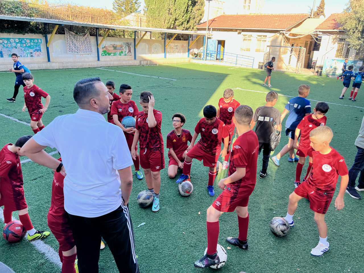 Training beim Hauptstadtclub: Trainer Abdullah Al-Saidawi spricht zu den Kindern.