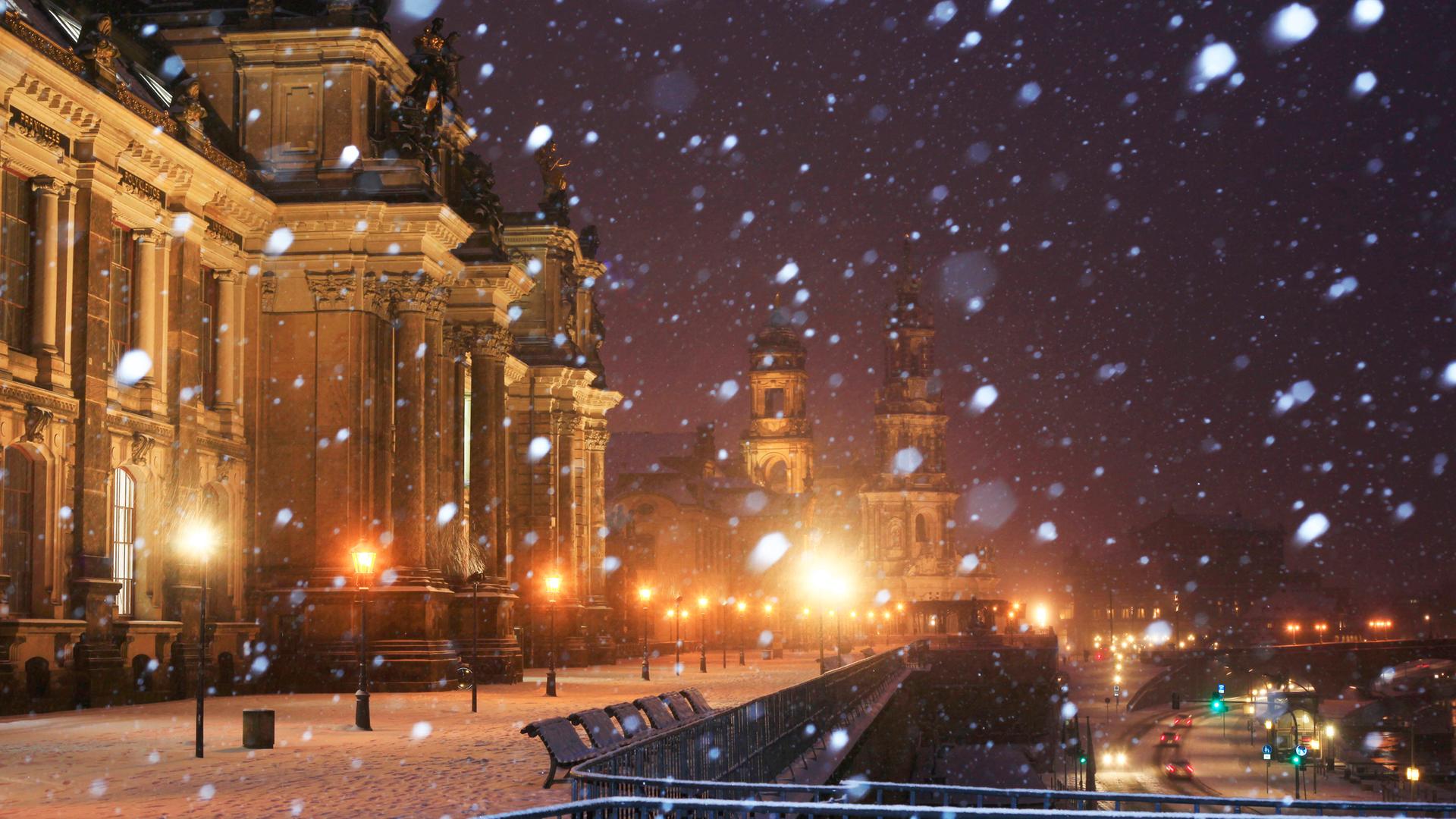 Dresden bei Nacht im Schneefall.