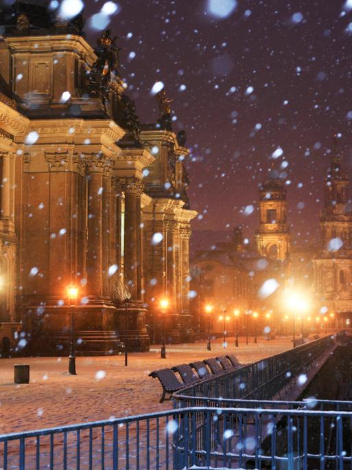 Dresden bei Nacht im Schneefall.