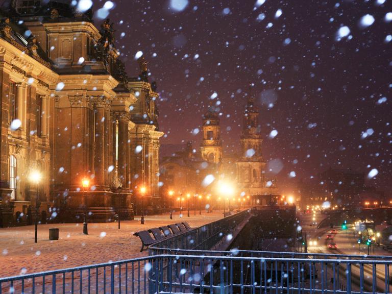 Dresden bei Nacht im Schneefall.