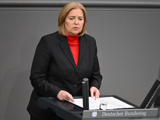 Bärbel Bas (SPD), Bundesministerin für Arbeit und Soziales, spricht im Bundestag bei den Beratungen zum Bundeshaushalt 2027.