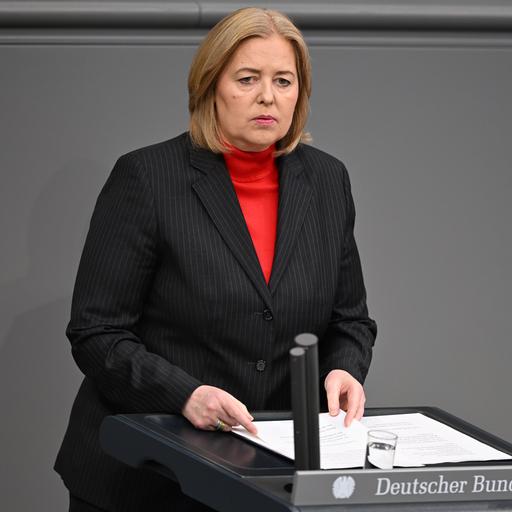 Bas spricht im Bundestag. Sie steht am Redpult und trägt einen schwarzen Blazer.