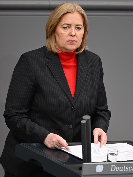 Bärbel Bas (SPD), Bundesministerin für Arbeit und Soziales, spricht im Bundestag bei den Beratungen zum Bundeshaushalt 2027.