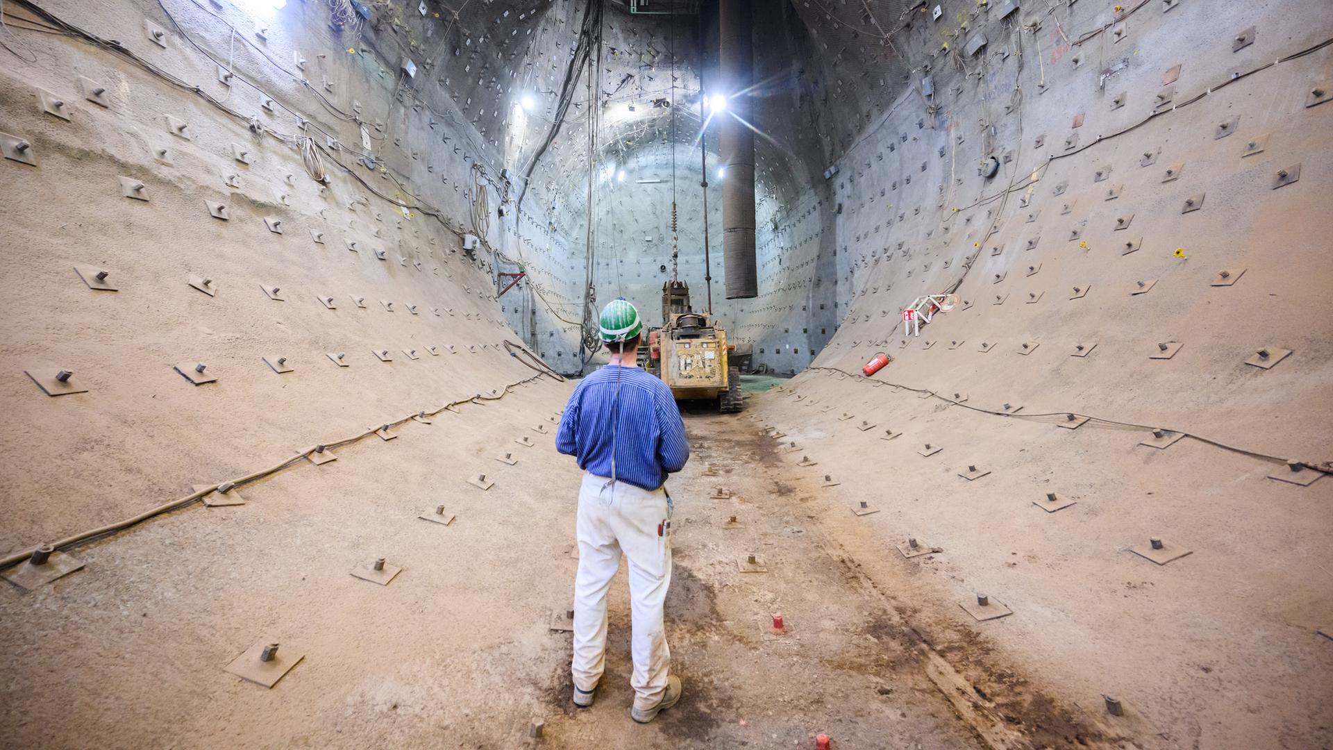 Ein Mitarbeiter steht im Schacht Konrad unter Tage. Das ehemalige Eisenerzbergwerk ist das erste nach Atomrecht genehmigte Endlager für schwach- und mittelradioaktive Abfälle in Deutschland. 