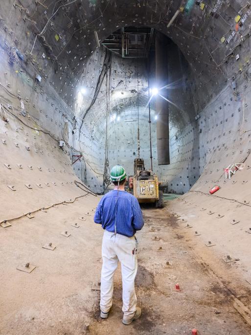 Ein Mitarbeiter steht im Schacht Konrad unter Tage. Das ehemalige Eisenerzbergwerk ist das erste nach Atomrecht genehmigte Endlager für schwach- und mittelradioaktive Abfälle in Deutschland. 