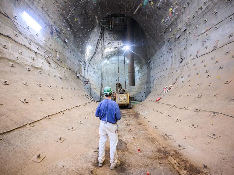 Ein Mitarbeiter steht im Schacht Konrad unter Tage. Das ehemalige Eisenerzbergwerk ist das erste nach Atomrecht genehmigte Endlager für schwach- und mittelradioaktive Abfälle in Deutschland. 