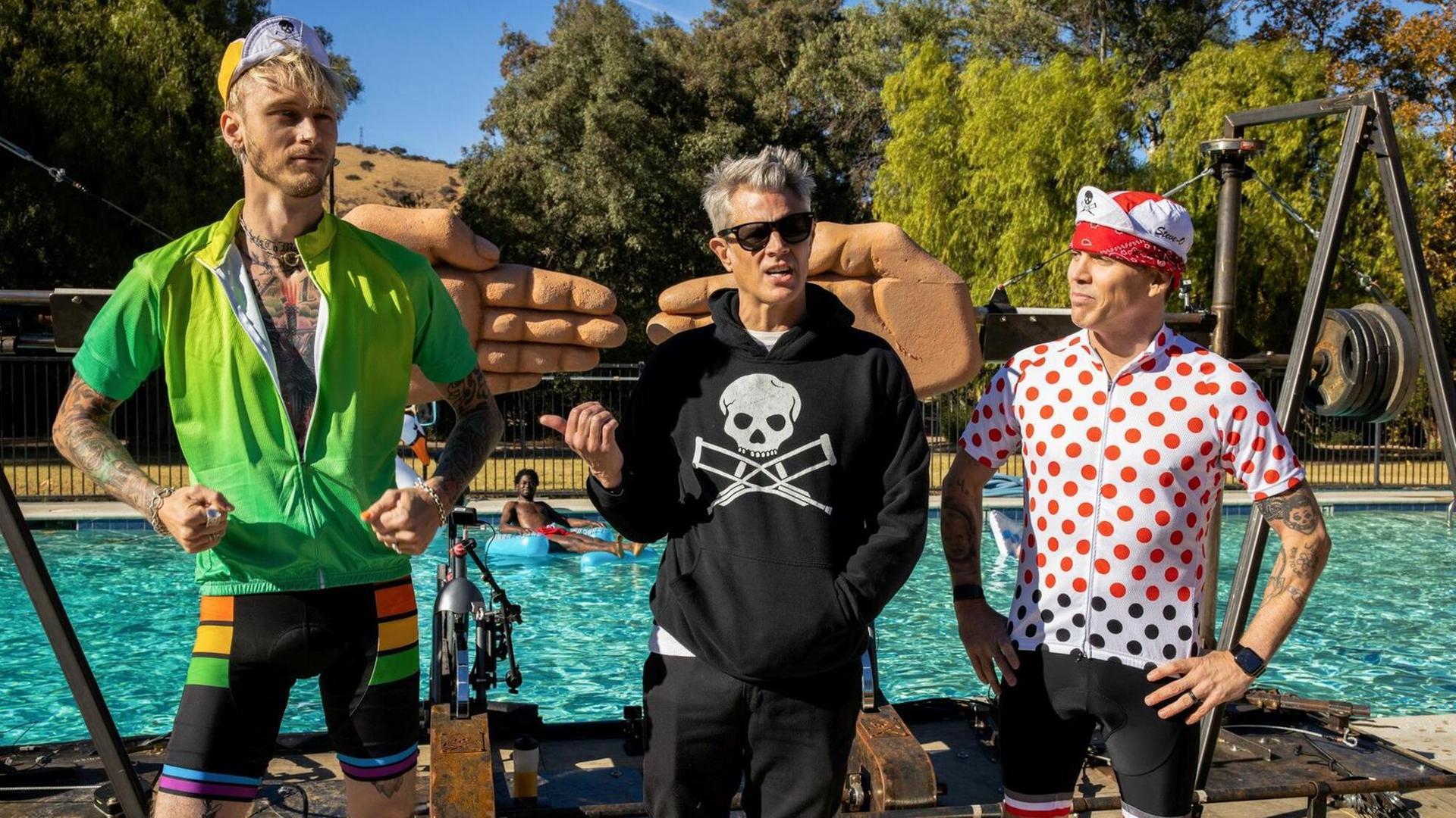 Im Filmstill aus "Jackass Forever" stehen Johnny Koxville und zwei Kollegen in schrill bunten Badeklamotten vor einem Pool. Im Filmstill aus "Jackass Forever" stehen Johnny Koxville und zwei Kollegen in schrill bunten Badeklamotten vor einem Pool.