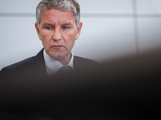 Björn Höcke, Vorsitzender der Thüringer AfD, wartet auf den Beginn seines Prozesses im Landgericht. 