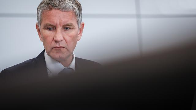 Björn Höcke, Vorsitzender der Thüringer AfD, wartet auf den Beginn seines Prozesses im Landgericht. 