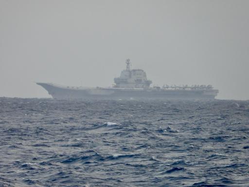 Das Foto zeigt nach Angaben des taiwanesischen Verteidigungsministeriums ein chinesisches Kriegsschiff vor der Küste.