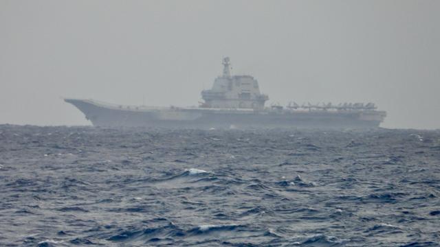 Ein chinesisches Kriegsschiff fährt auf dem Meer in der Nähe von Taiwan. 