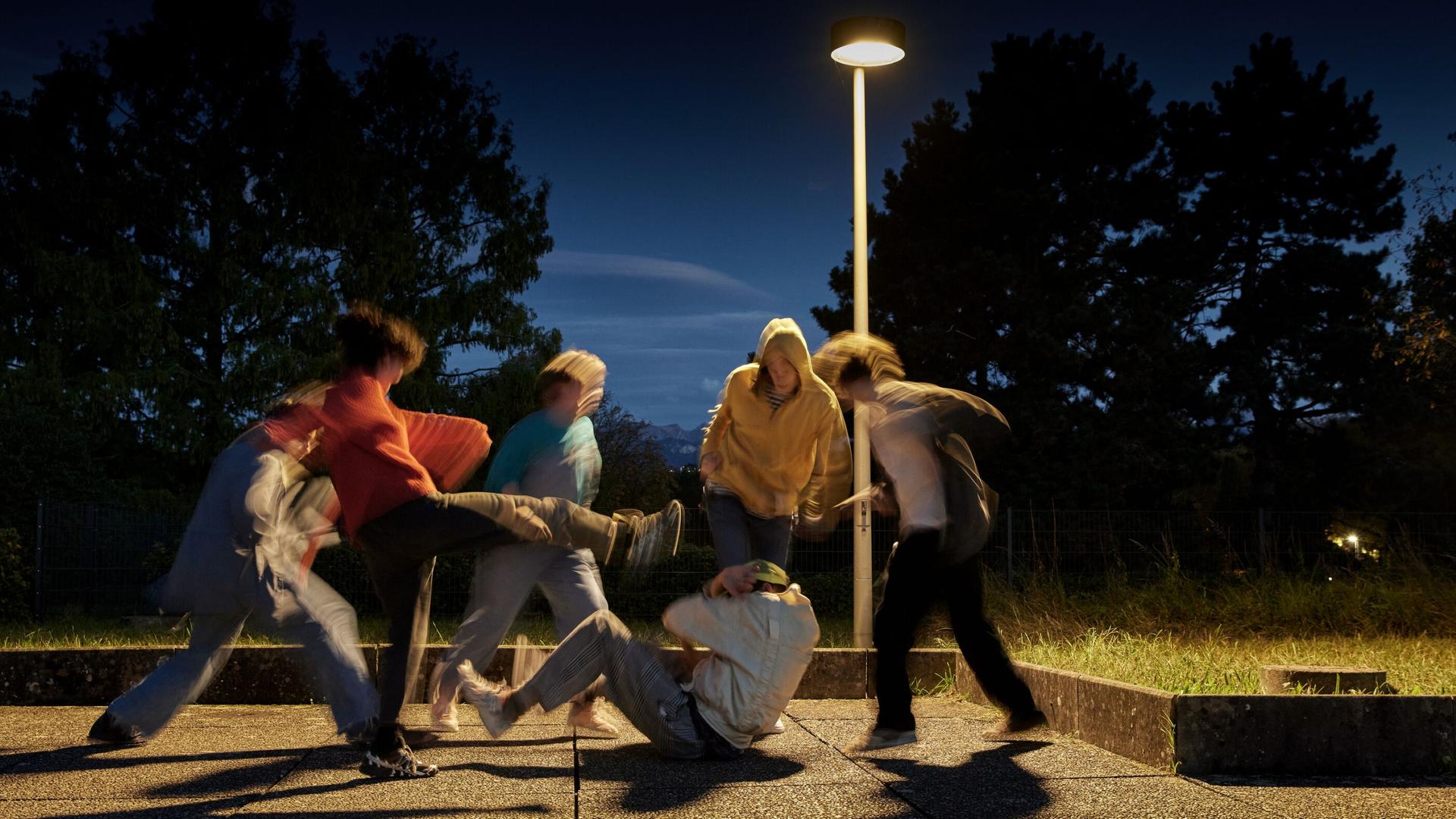 Ein am Boden liegender Jugendlicher wird von einer Gruppe Jugendlicher getreten. (Symbolbild, gestellte Szene) Ein am Boden liegender Jugendlicher wird von einer Gruppe Jugendlicher getreten. (Symbolbild, gestellte Szene)