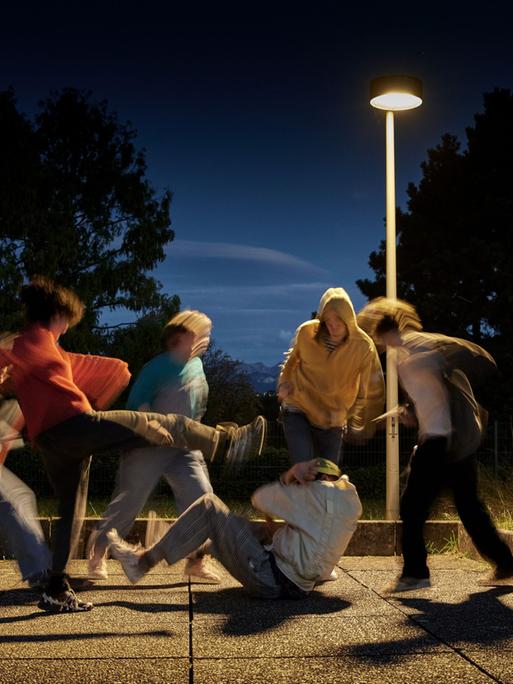 Ein am Boden liegender Jugendlicher wird von einer Gruppe Jugendlicher getreten. (Symbolbild, gestellte Szene)