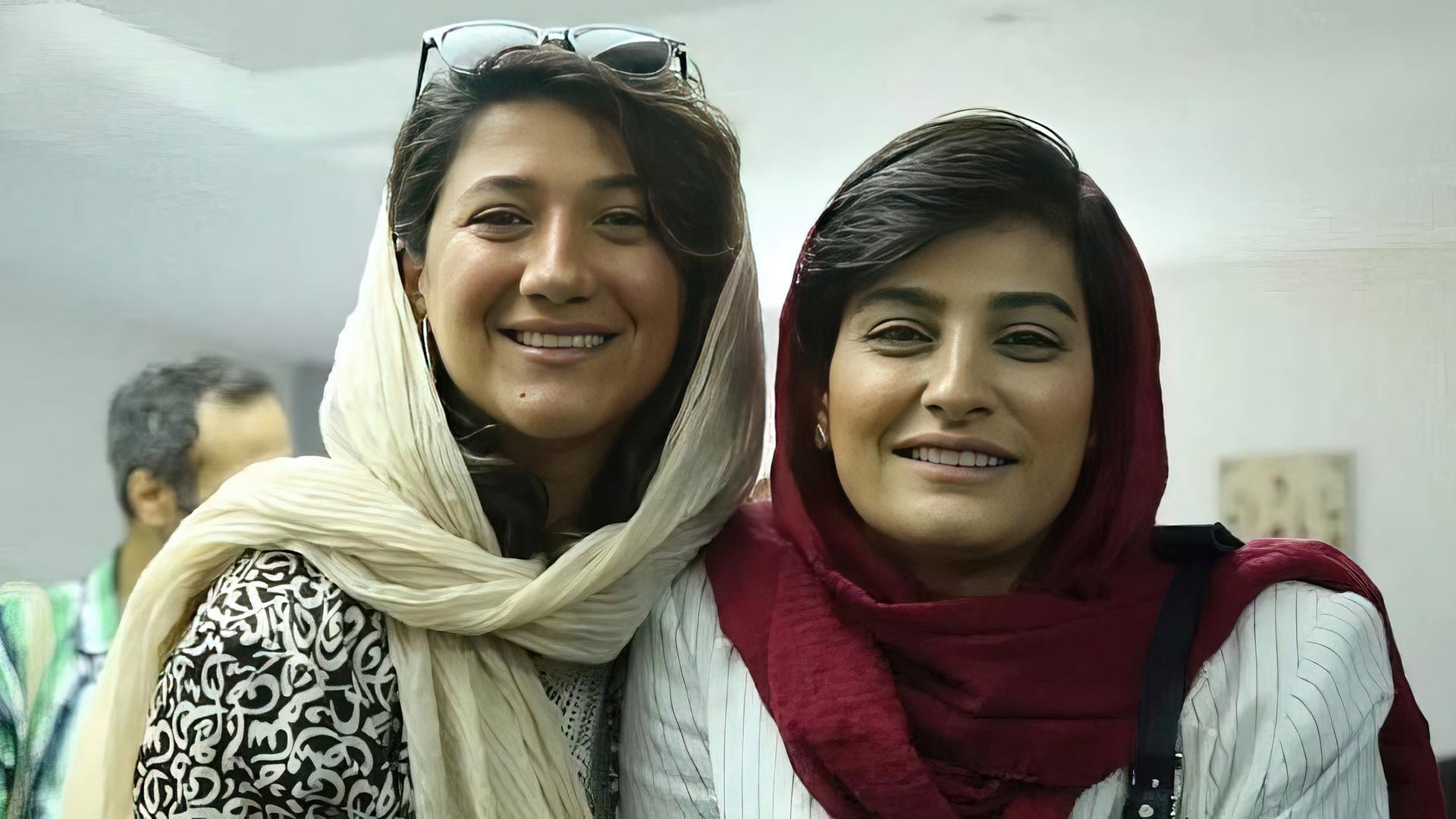 Das Foto zeigt zwei lächelnde Frauen mit Kopf-Tuch.